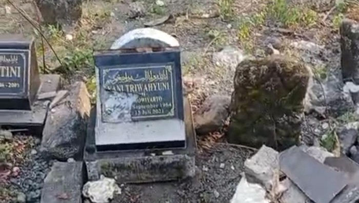 Penampakan batu nisan yang dirusak di TPU Candi, Sidoarjo