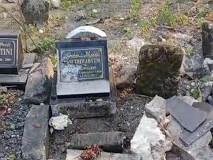 ODGJ di Sidoarjo Ngamuk Rusak Belasan Batu Nisan