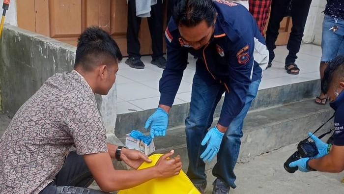 Petugas kepolisian saat mengecek penemuan mayat bayi. (Foto: Dok. Polres Tanah Karo)