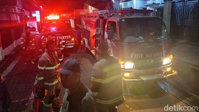 Petugas saat berupaya padamkan api di Sukabumi