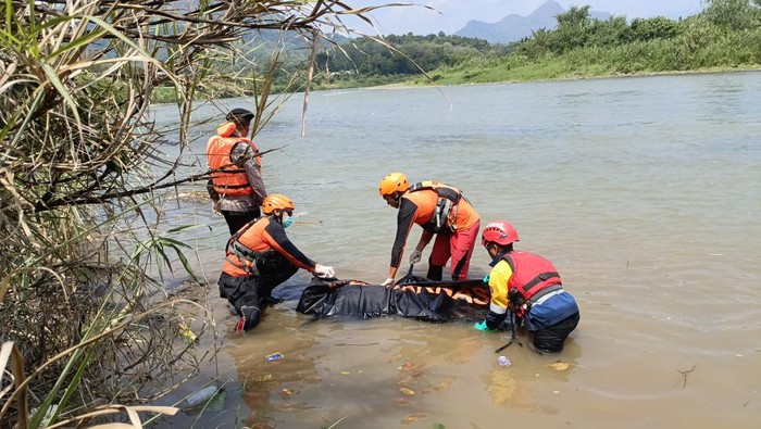 Petugas saat mengevakuasi jasad lansia yang tenggelam di Sungai Lematang, Lahat.