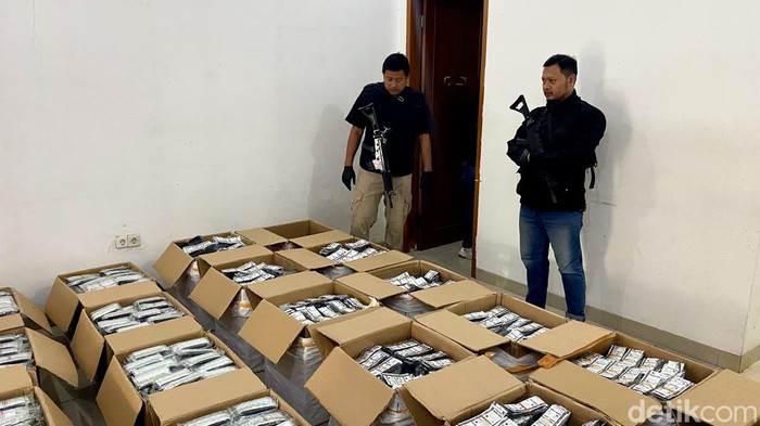 Gudang penyimpanan pil setan di Bandung digerebek polisi.