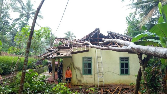 Pohon tumbang menimpa rumah di Dusun Kertajaga, Kecamatan Rancah, Kabupaten Ciamis.