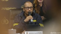 Selain itu, Polda Metro Jaya juga bekerja sama dengan Direktorat Siber Polda Metro Jaya untuk meneliti barang bukti digital (digital forensic) yang hasilnya dijelaskan oleh Ipda Saji Purwanto. Selanjutnya, ahli kedokteran forensik dari RSCM yakni dr G Yoga Tohijiwa Sp.Fm yang melakukan pemeriksaan autopsi fisik dan luar terhadap jenazah korban.