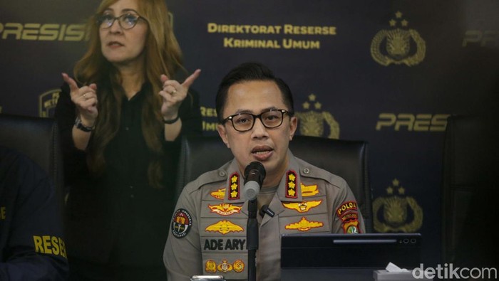 Polda Metro Ungkap Hasil Labfor Kematian Diplomat Kemlu Arya Daru Polda Metro Jaya akan mengumumkan hasil penyelidikan terkait penyebab kematian diplomat muda Kementerian Luar Negeri (Kemenlu), Arya Daru Pangayunan (ADP), Selasa (29/7/2025).