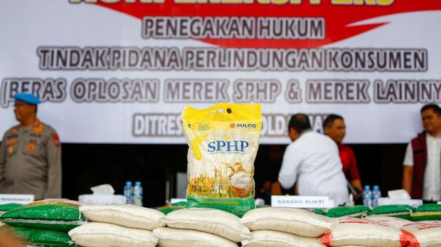 Polda Riau menggelar konferensi pers kasus pengoplosan 9,7 ton beras reject, Selasa (28/7/2025).