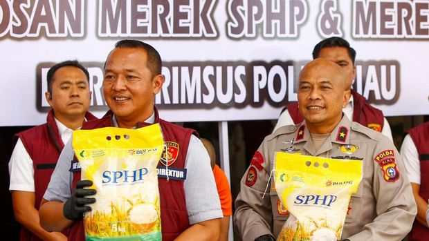 Polda Riau menggelar konferensi pers kasus pengoplosan 9,7 ton beras reject, Selasa (28/7/2025).