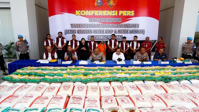 Polda Riau menggelar konferensi pers kasus pengoplosan 9,7 ton beras reject, Selasa (28/7/2025).