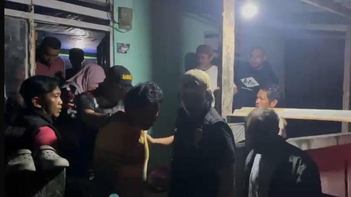 Polisi amankan pasangan diduga selingkuh yang nyaris diamuk massa di Kabupaten Kepulauan Selayar.