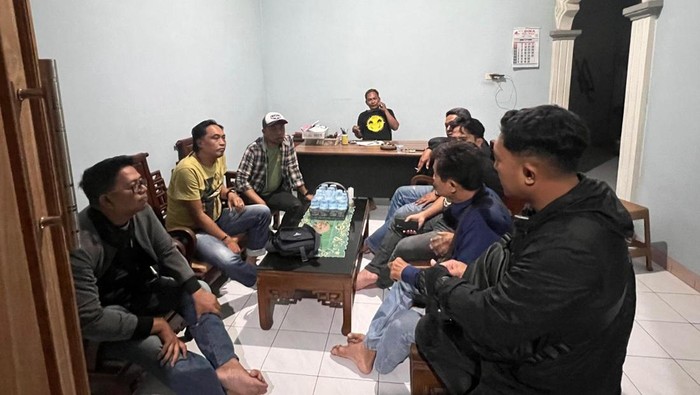 Polisi di Kediri saat mendalami kasus 2 remaja meninggal usai minum miras oplosan saat nonton sound horeg.