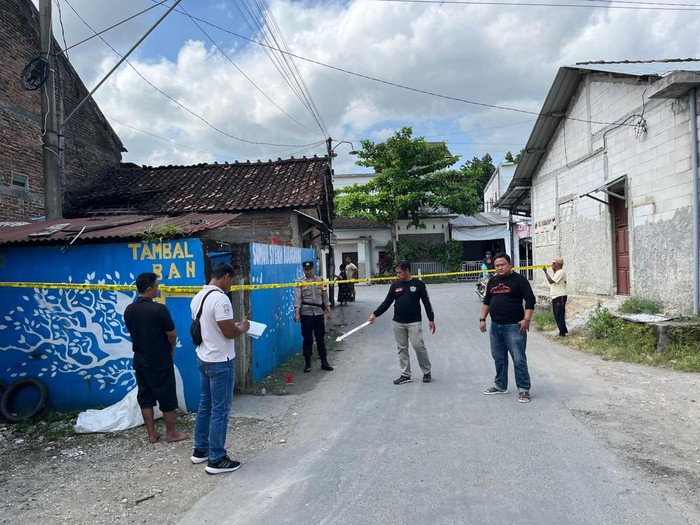 Polisi melakukan olah tempat kejadian pencurian motor di Pemandian Sumur Asem Kemis, Desa Kayen, Kecamatan Kayen, Pati, Selasa (29/7/2025).