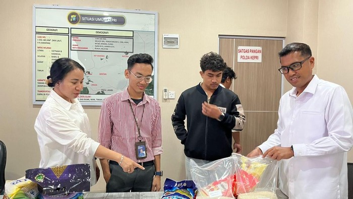 Polisi melakukan uji lab sampel beras premium yang beredar di Kepri. (Dok Ditreskrimsus Polda Kepri)