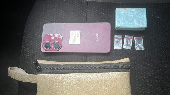 Polisi mengamankan barang bukti dari pengedar narkoba di Pasangkayu.