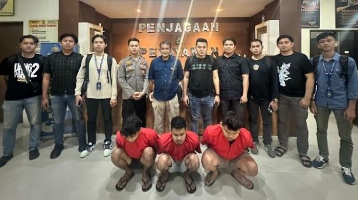 Polisi tangkap 3 passobis tipu warga Malaysia Rp 150 juta.