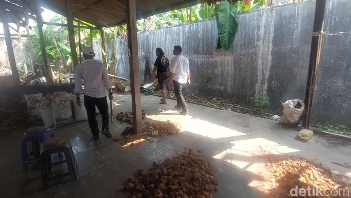 Polisi tengah menggeledah tempat yang diduga sempat digunakan sebagai persembunyian penusuk ODGJ di Weleri, Kendal, Selasa (29/7/2025).