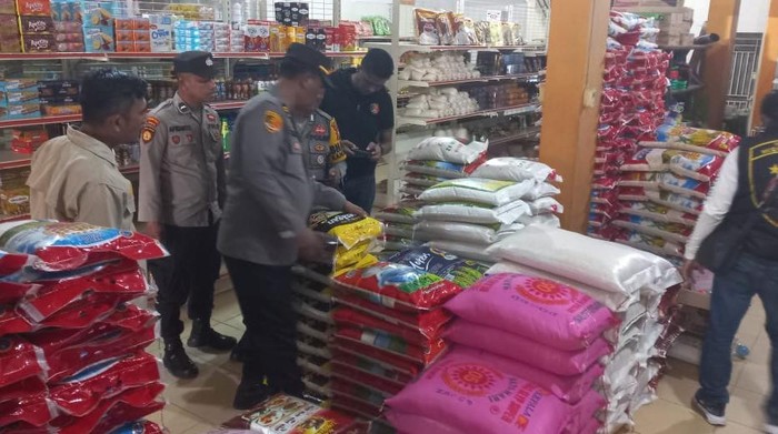 Polres Dumai dan polsek jajaran mengecek beras di sejumlah toko dan grosir untuk memastikan tak ada praktik oplosan, Minggu (27/7/2025).