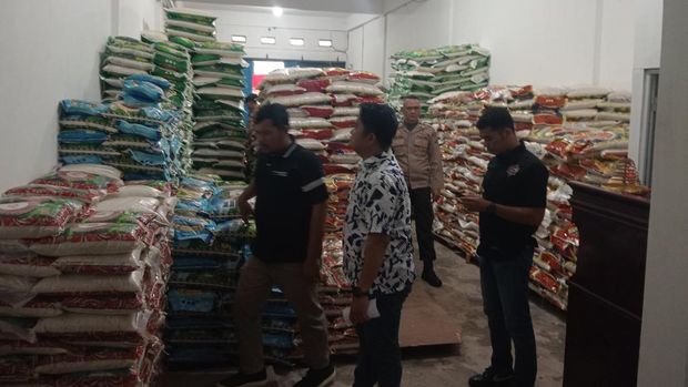 Polres Dumai dan polsek jajaran mengecek beras di sejumlah toko dan grosir untuk memastikan tak ada praktik oplosan, Minggu (27/7/2025).
