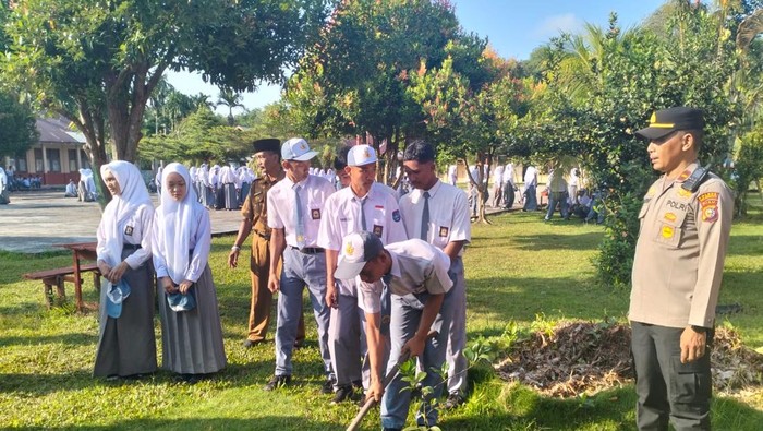 Polres Kepulauan Meranti melaksanakan penanaman pohon secara serentak di 4 sekolah untuk mendukung Green Policing dan pelestarian lingkungan, Senin (28/7/2025).