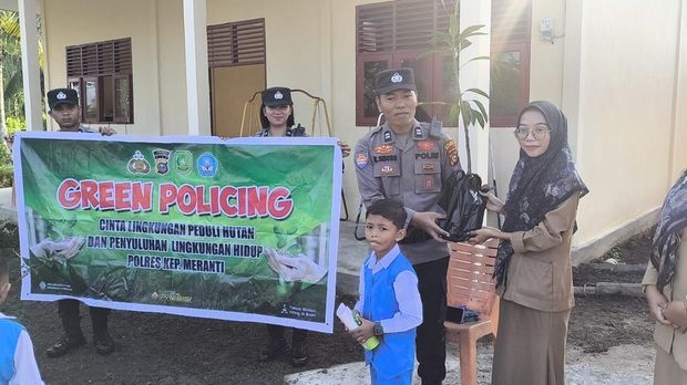 Polres Kepulauan Meranti melaksanakan penanaman pohon secara serentak di 4 sekolah untuk mendukung Green Policing dan pelestarian lingkungan, Senin (28/7/2025).