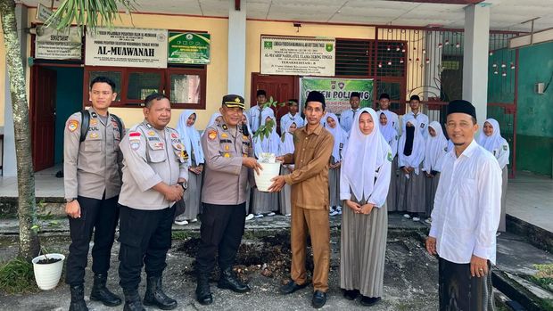 Polres Kepulauan Meranti melaksanakan penanaman pohon secara serentak di 4 sekolah untuk mendukung Green Policing dan pelestarian lingkungan, Senin (28/7/2025).