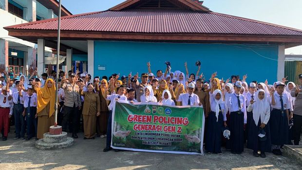 Polres Kepulauan Meranti melaksanakan penanaman pohon secara serentak di 4 sekolah untuk mendukung Green Policing dan pelestarian lingkungan, Senin (28/7/2025).