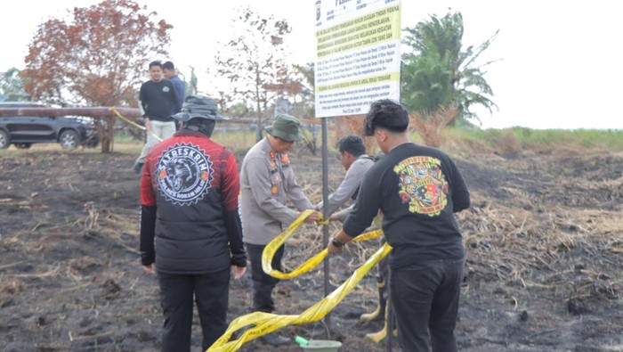 Polres Rohil memasang plang larangan berkegiatan di lahan seluas 100 hektare bekas karhutla, Selasa (29/7/2025).