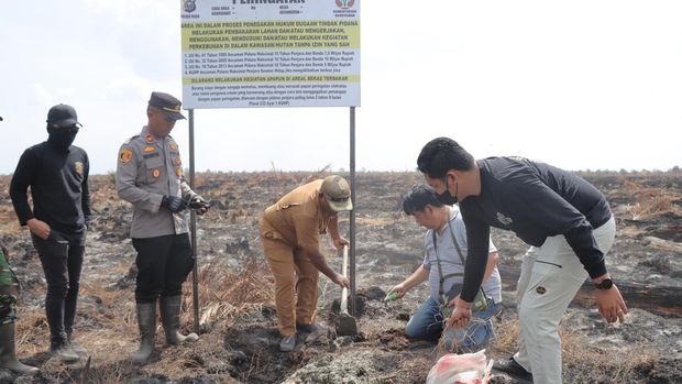 Polres Rohil memasang plang larangan berkegiatan di lahan seluas 100 hektare bekas karhutla, Selasa (29/7/2025).
