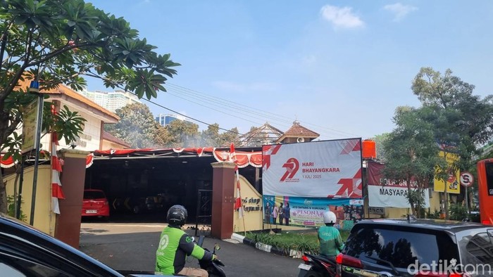 Polsek Kebayoran Baru sempat terimbas kebakaran Pasar Taman Puring semalam. Selasa (29/7/2025) pagi ini tetap beroperasi normal.