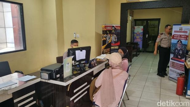 Polsek Kebayoran Baru sempat terimbas kebakaran Pasar Taman Puring semalam. Selasa (29/7/2025) pagi ini tetap beroperasi normal.