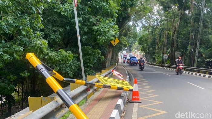 Portal Pembatas Ketinggian di depan kantor Wali Kota Cimahi ambruk ditabrak truk boks