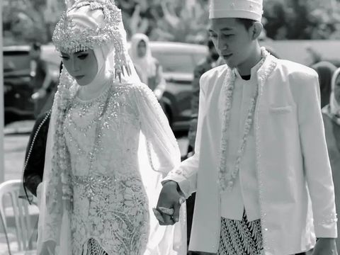 Postingan pasangan yang bertemu melalui taaruf online dan berakhir meikah. Kisah pasangan tersebut langsung viral.