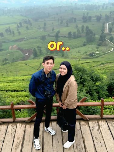 Postingan pasangan yang bertemu melalui taaruf online dan berakhir meikah. Kisah pasangan tersebut langsung viral.