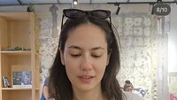 Tak hanya pure matcha, adik dari Keenan Pearce itu juga sempat mencicipi kreasi matcha lain. Kali ini Pevita menikmati minuman matcha campur stroberi. Foto: Instagram @pevpearce