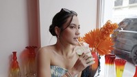 Saat berada di Prancis, artis 32 tahun itu lagi-lagi menikmati matcha. Begini posenya ketika ia menikmati segelas es matcha sambil melihat pemandangan ke luar. Foto: Instagram @pevpearce