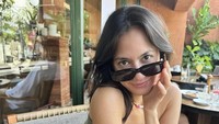 Bersantai di sebuah kafe, istri Mirzan Meer lagi-lagi memesan minuman ice matcha. Ia pun menulis keterangan “Matcha?”, pada unggahan tersebut. Foto: Instagram @pevpearce