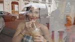 Potret Pevita Pearce Saat Menikmati Minuman Matcha Favoritnya!