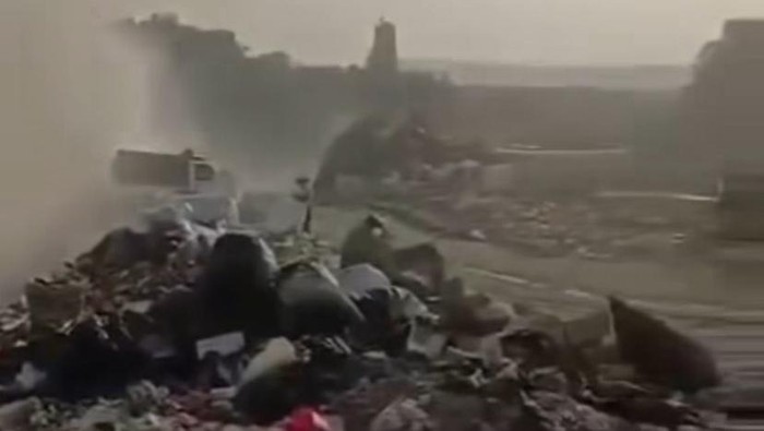 Potret tempat pembuangan akhir (TPA) ilegal di perbatasan Kota Semarang dan Kabupaten Demak. Foto diunggah  Selasa (29/7/2025).