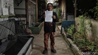 Harapan akan kepastian tempat tinggal kembali diuji setelah pada Selasa (28/7) malam, sekitar pukul 22.00 WIB, sejumlah perwakilan dari pihak PT Jakarta Propertindo (Jakpro) mendatangi warga dan menyerahkan surat perjanjian terkait proses pemindahan mereka ke Kampung Susun JIS.
