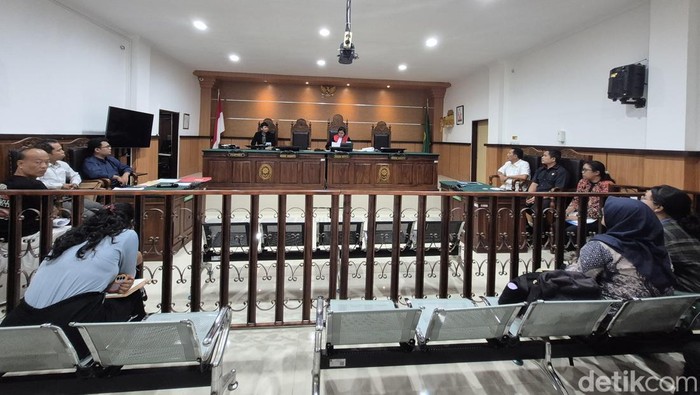 Proses persidangan praperadilan kasus penyiksaan IWS di PN Semarapura, Selasa (29/7/2025).