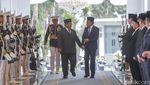 Prabowo Sambut Kunjungan PM Malaysia Anwar Ibrahim di Istana