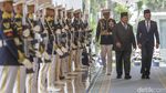 Prabowo Sambut Kunjungan PM Malaysia Anwar Ibrahim di Istana