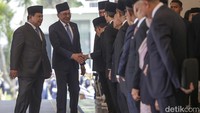 Di Istana Merdeka, Prabowo menyambut Anwar di pintu pilar sebelum mereka bersalaman dan memasuki gedung utama untuk memulai pertemuan.