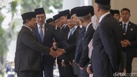 Setelah itu, keduanya saling memperkenalkan delegasi masing-masing. Adapun delegasi Indonesia yang hadir adalah Menlu Sugiono, Mensesneg Prasetyo Hadi, Menko Perekonomian Airlangga Hartarto, Mendagri Tito Karnavian, Sekretaris Kabinet Teddy Indra Wijaya, Kepala BIN Herindra, dan Menkes Budi Gunadi Sadikin.