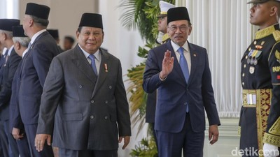 Prabowo Sambut Kunjungan PM Malaysia Anwar Ibrahim di Istana