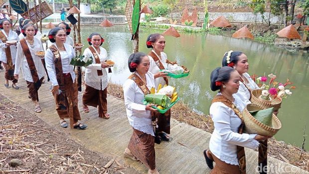 Prosesi pernikahan tembakau yang berlangsung di Sendang Piwakan, Dusun Gopaan, Desa Genito, Kecamatan Windusari, Kabupaten Magelang, Selasa (29/7/2025).
