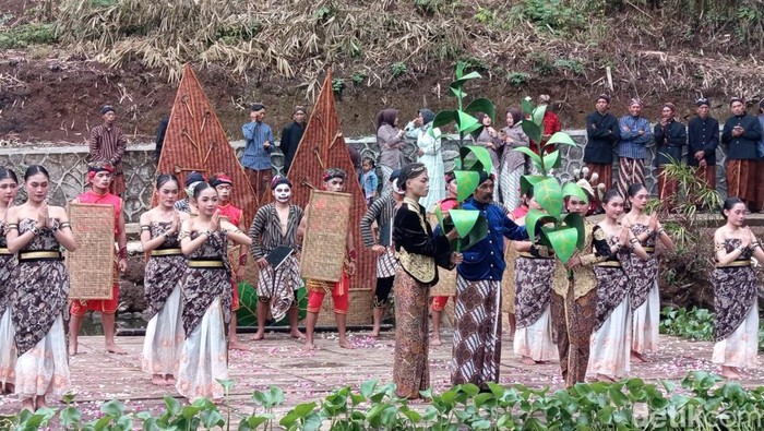 Prosesi pernikahan tembakau yang berlangsung di Sendang Piwakan, Dusun Gopaan, Desa Genito, Kecamatan Windusari, Kabupaten Magelang, Selasa (29/7/2025).