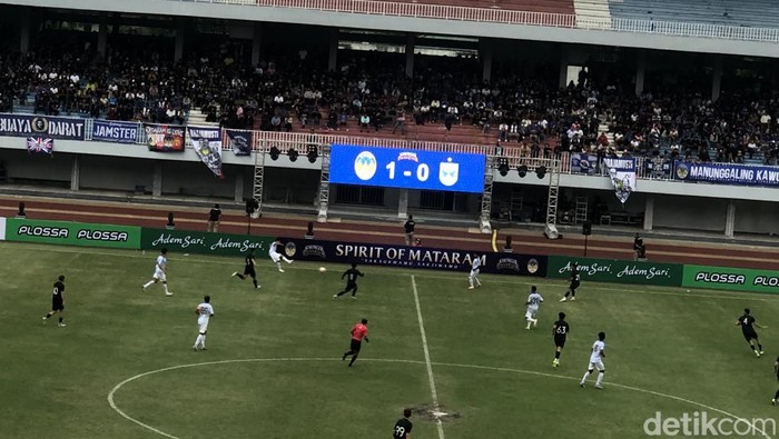 Pertandingan uji coba PSIM Jogja versus PSIS Semarang di Stadion Mandala Krida, Jogja, Selasa (29/7/2025) sore.