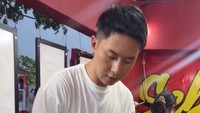 Ini potret Rafael ketika menyiapkan seblak coet andalannya. Ia tak gengsi mengulek sambal hingga menyajikan seblak tersebut ke pembeli. Foto: Instagram/@rafaell_16