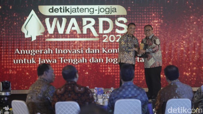 Direktur Transmedia, Latif Harnoko menyerahkan penghargaan kepada Direktur Utama Bank Jateng, Irianto Harko Saputro, Semarang, Rabu (23/7/2025).