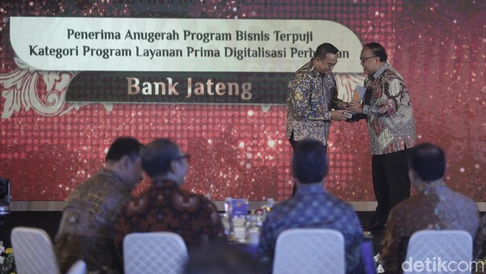 Direktur Transmedia, Latif Harnoko menyerahkan penghargaan kepada Direktur Utama Bank Jateng, Irianto Harko Saputro, Semarang, Rabu (23/7/2025).